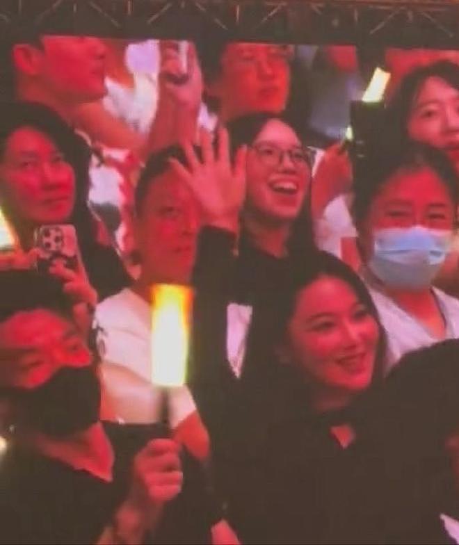 张馨予何捷现身张碧晨演唱会，两人情侣穿搭，结婚7年愈发甜蜜（组图） - 3