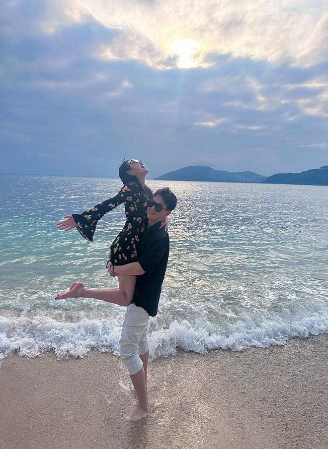 张馨予何捷现身张碧晨演唱会，两人情侣穿搭，结婚7年愈发甜蜜（组图） - 13