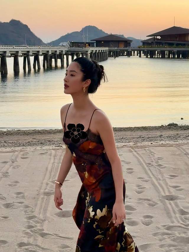 杨采钰说晒就晒，和富豪老公海外度假，沙滩上漫步无名指钻戒抢镜（组图） - 6