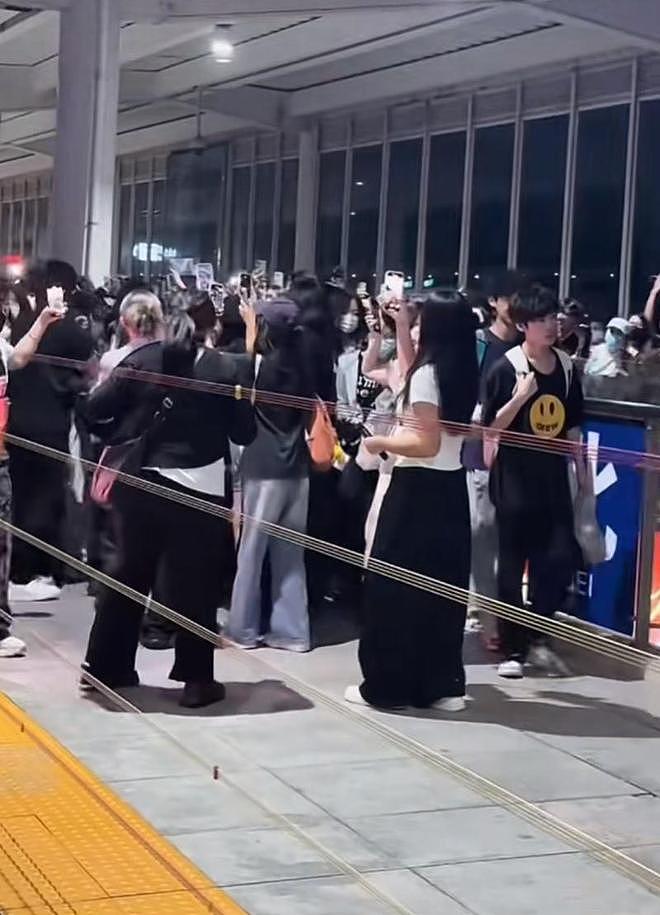 演员刘轩丞高铁站遭“私生”围堵，铁路客服提醒！多人曾被罚（图） - 1