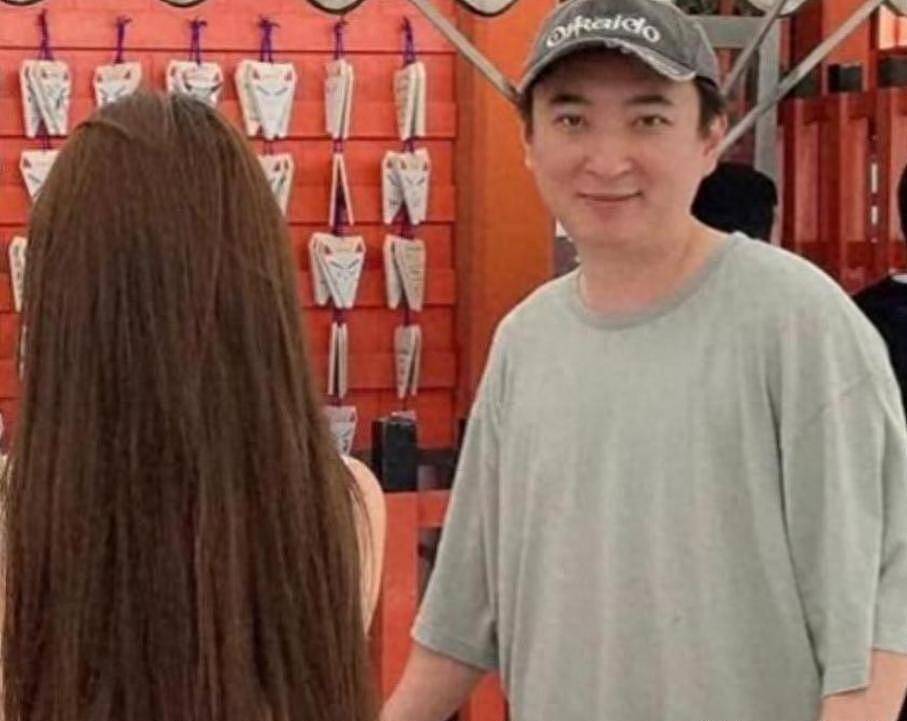 王思聪又双叒叕换女友了？懒懒孤身一人来澳，网友：你下岗了（组图） - 1
