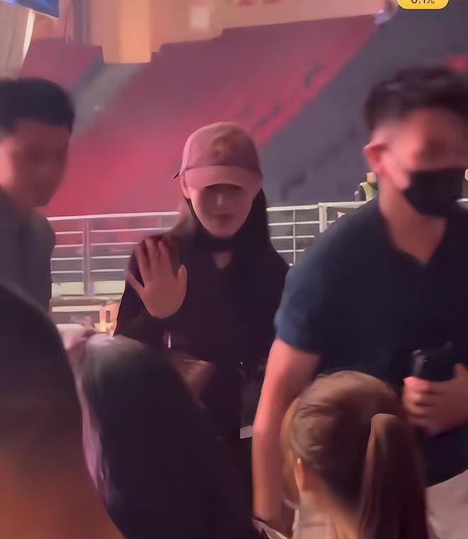张馨予何捷现身张碧晨演唱会，两人情侣穿搭，结婚7年愈发甜蜜（组图） - 8