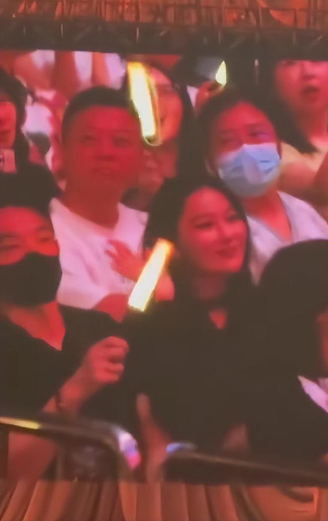 张馨予何捷现身张碧晨演唱会，两人情侣穿搭，结婚7年愈发甜蜜（组图） - 4