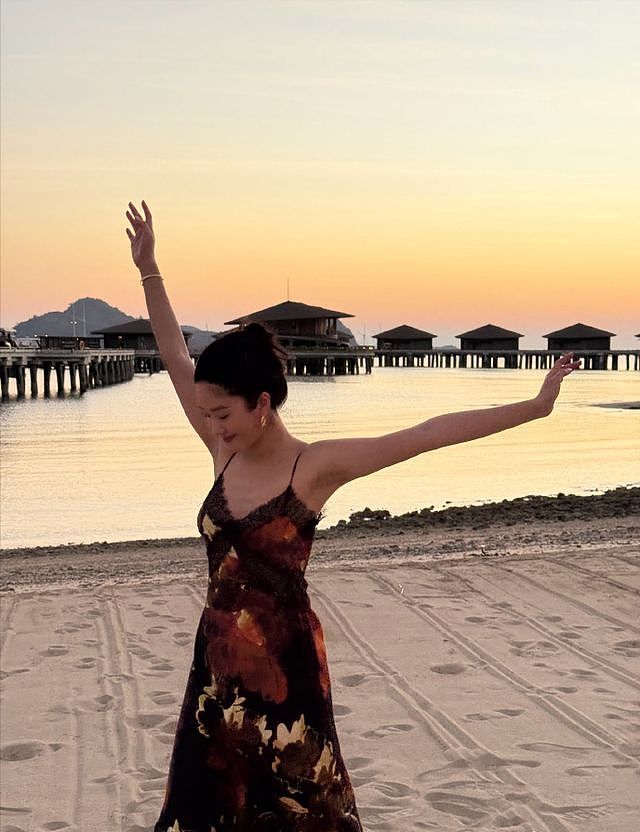 杨采钰说晒就晒，和富豪老公海外度假，沙滩上漫步无名指钻戒抢镜（组图） - 7