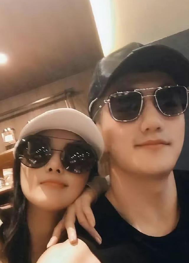 张馨予何捷现身张碧晨演唱会，两人情侣穿搭，结婚7年愈发甜蜜（组图） - 11