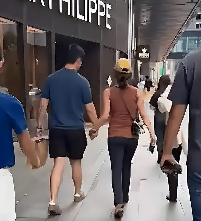 杨采钰说晒就晒，和富豪老公海外度假，沙滩上漫步无名指钻戒抢镜（组图） - 2