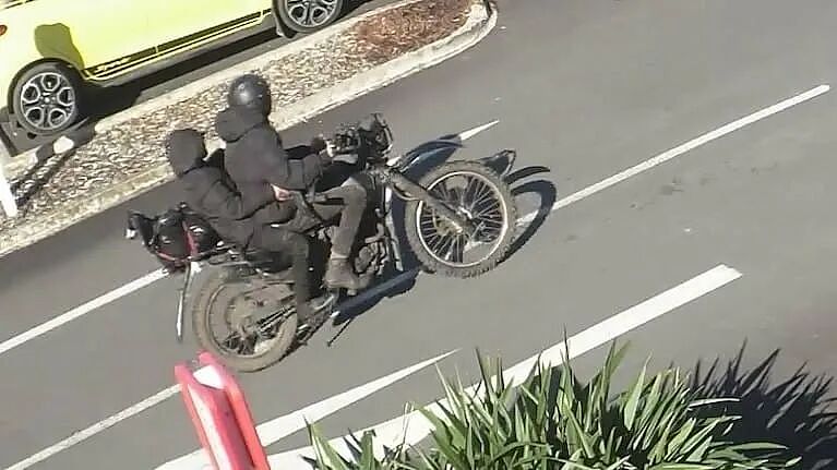犯案累累,新西兰通缉犯父亲携三子女躲藏丛林度日,4年后被警方击毙(组图) - 13