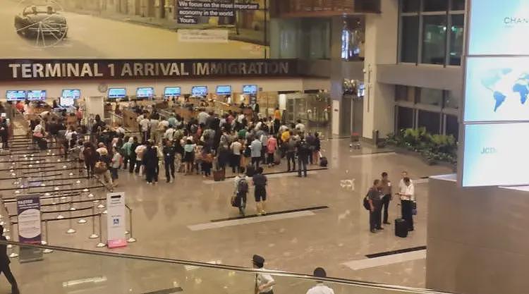 入境新加坡被拒,中国小伙同官员爆发争执!当众朝脸上吐口水...(组图) - 3