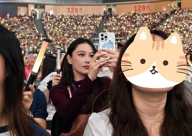 张馨予何捷现身张碧晨演唱会，两人情侣穿搭，结婚7年愈发甜蜜（组图） - 6