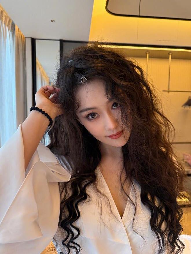 张馨予何捷现身张碧晨演唱会，两人情侣穿搭，结婚7年愈发甜蜜（组图） - 14