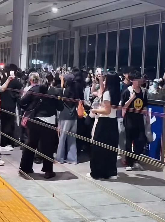 离谱！大量粉丝涌上高铁站台，围堵00后男演员…（组图） - 2