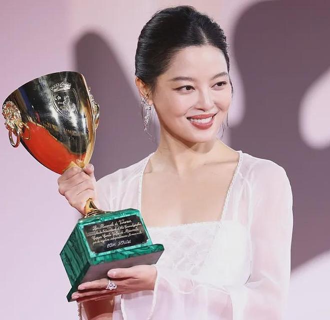 杨幂卖萌翻车!生图疲态尽显,38岁还拼少女感和辛芷蕾差距明显(组图) - 19