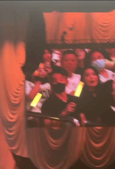 张馨予何捷现身张碧晨演唱会，两人情侣穿搭，结婚7年愈发甜蜜（组图） - 2