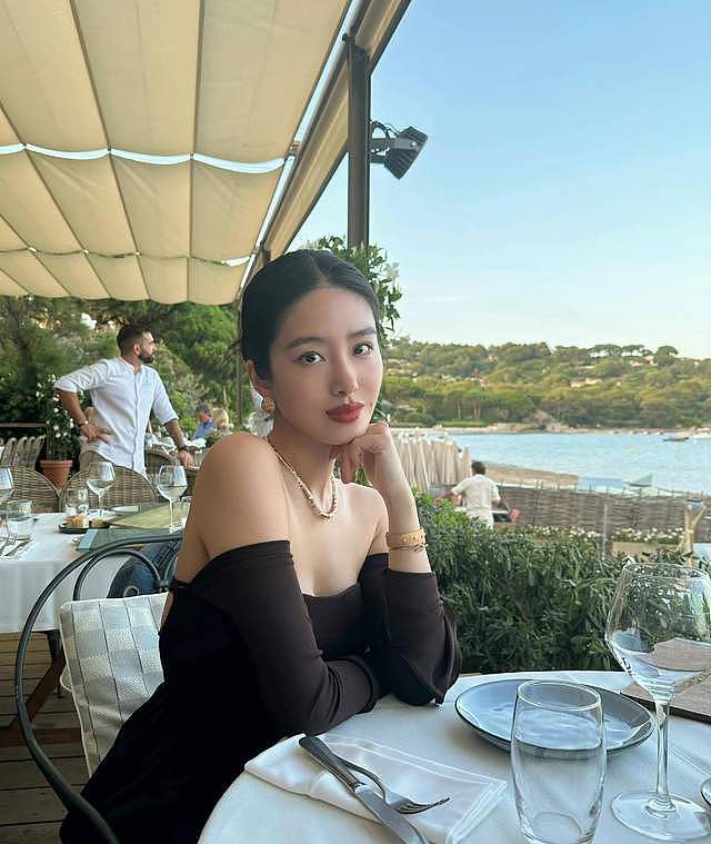 杨采钰说晒就晒，和富豪老公海外度假，沙滩上漫步无名指钻戒抢镜（组图） - 12