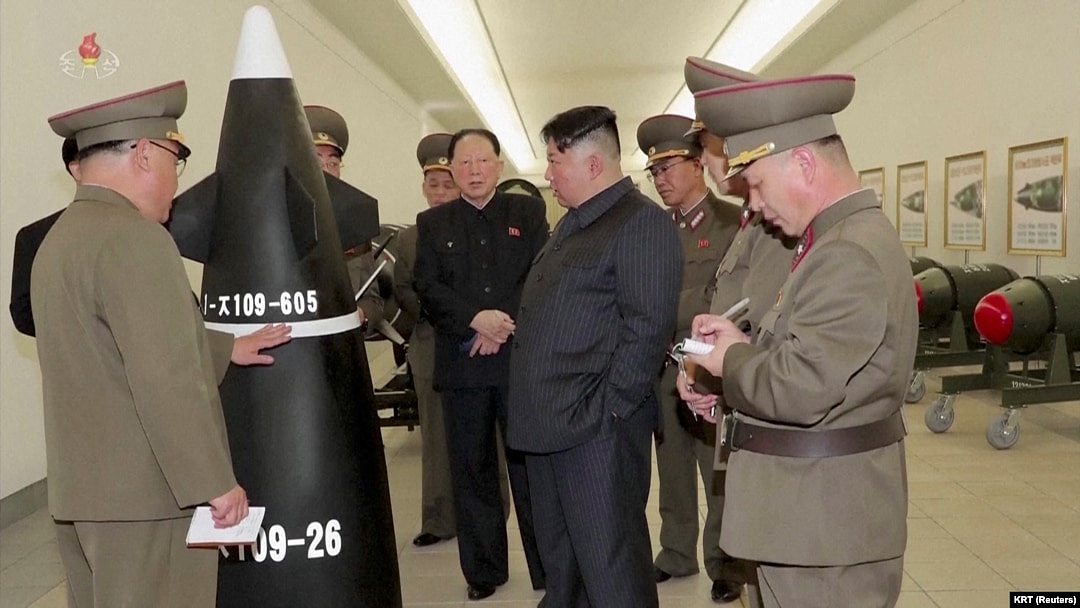 朝鲜进行碳纤维固体燃料发动机试验，金正恩观摩（图） - 1