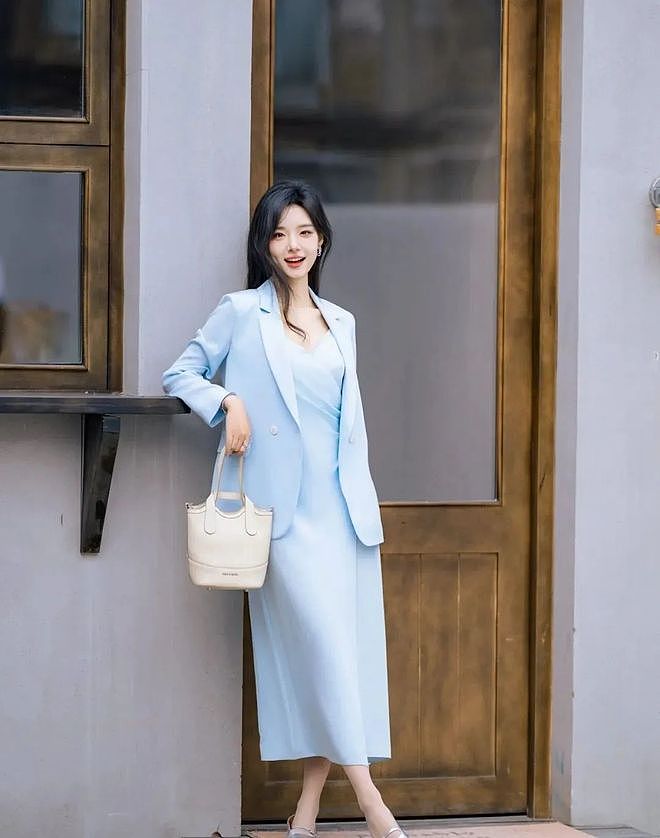 【美女】春日风光无限好，女友大长腿来抢镜，准备好迎接暴击了吗（组图） - 3