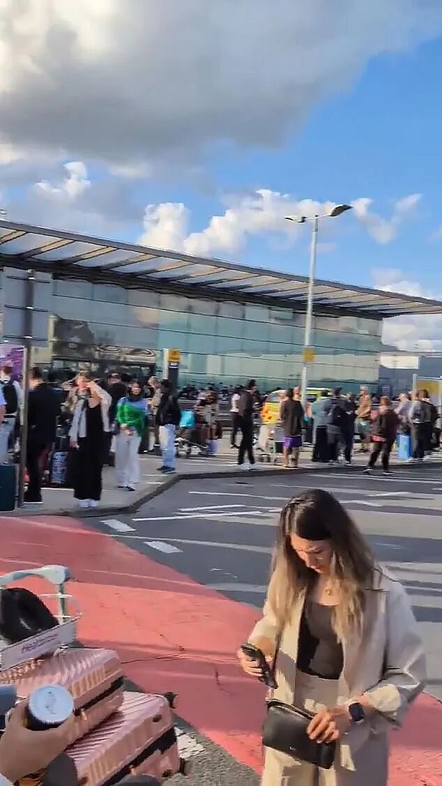 机场惊爆危险物质泄漏，防化服队伍冲入！数千旅客紧急撤离，21人受伤（组图） - 3