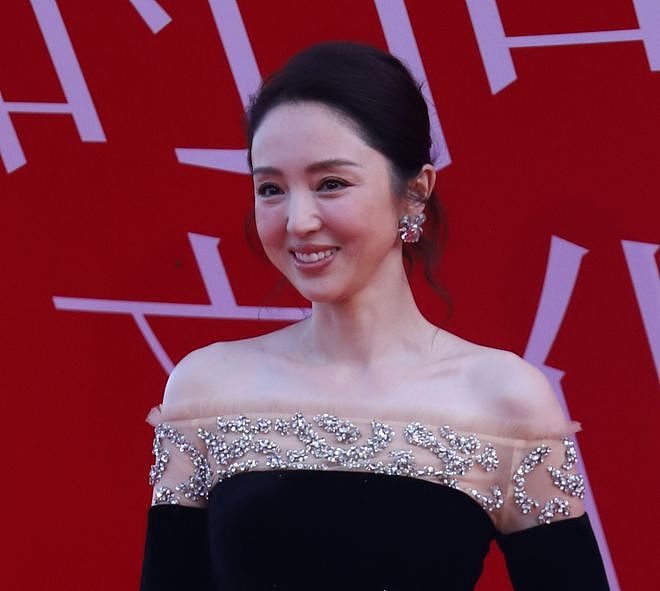 红毯上40+女星状态，有姐弟恋有单亲妈妈，过得好不好写在脸上（组图） - 7