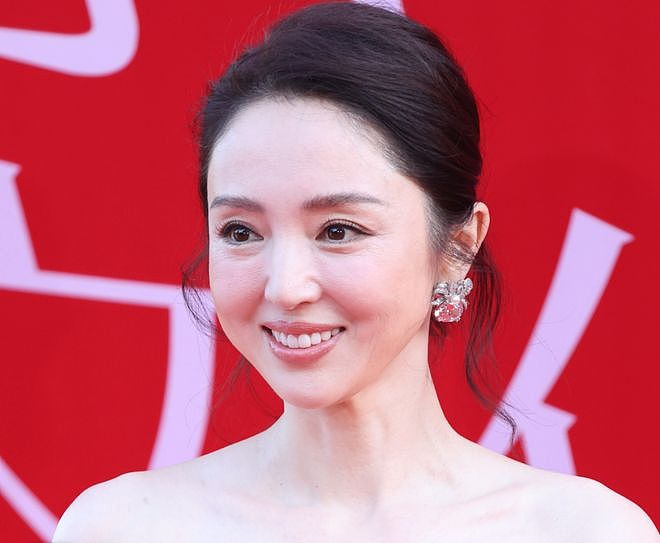红毯上40+女星状态，有姐弟恋有单亲妈妈，过得好不好写在脸上（组图） - 1