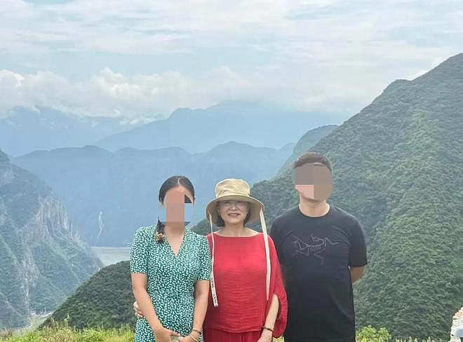 71岁林青霞近况曝光，独自现身重庆山顶写生，脸部圆润身材发福（组图） - 2