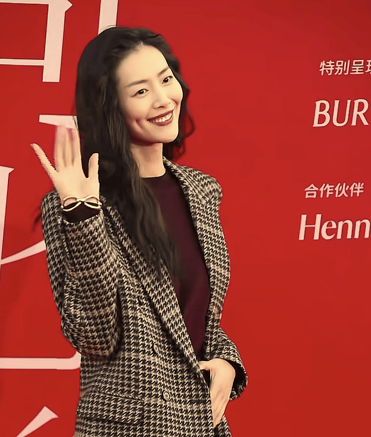 刘雯井柏然牵手回酒店,和倪妮同框不怕尴尬,前任笑得很释然(组图) - 2