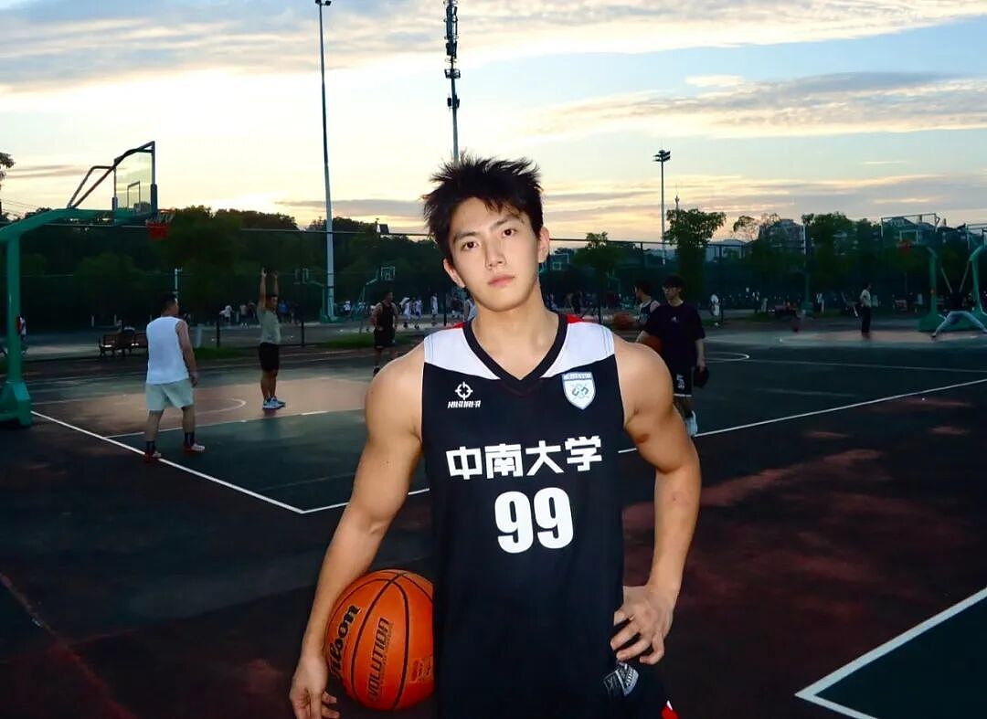 【帅哥】中南大学肌肉校草男大，来自超帅男大的肌肉诱惑...（组图） - 1