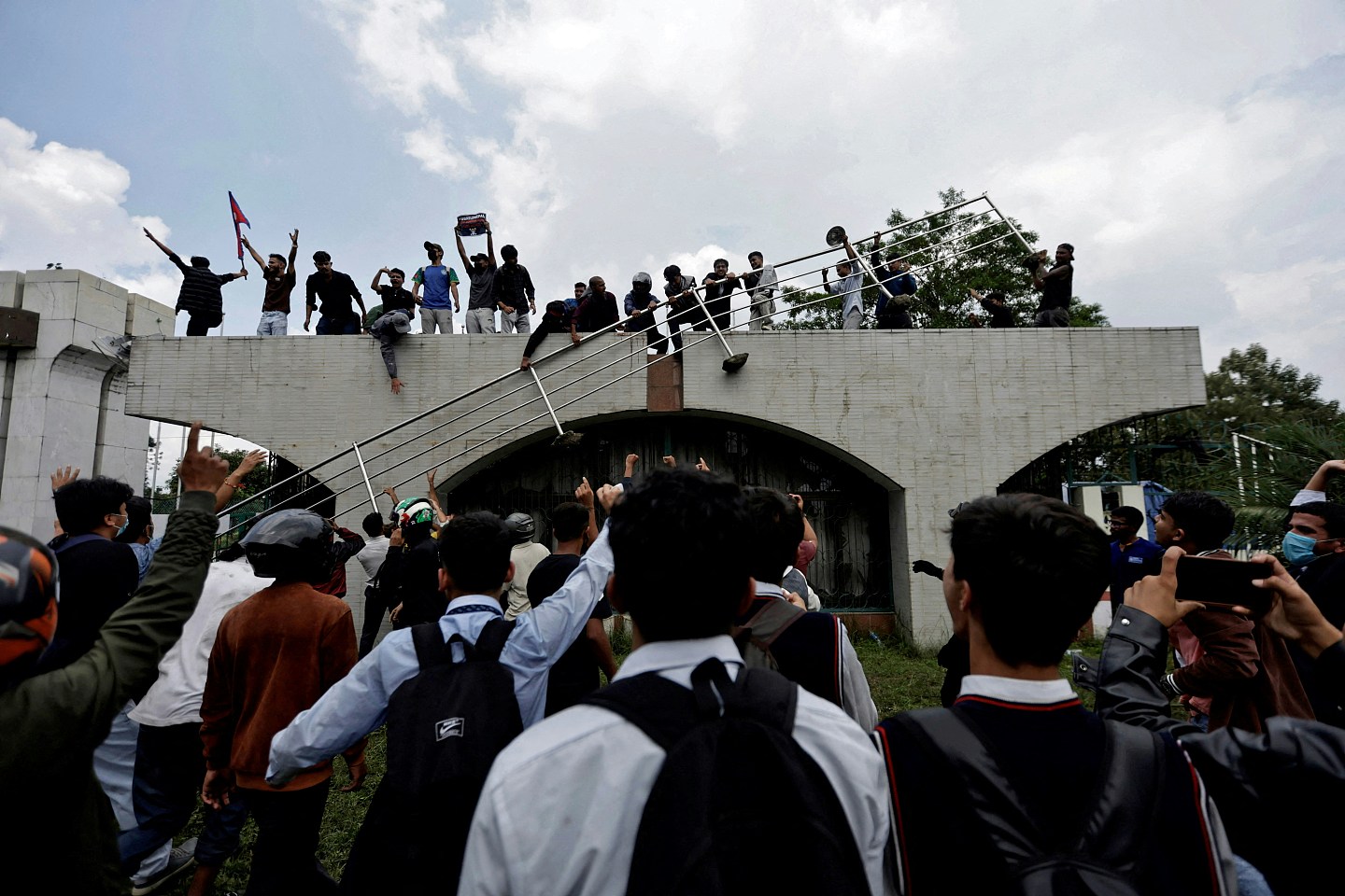 尼泊尔青年示威增至19死逾百人伤!政府解除社交媒体禁令(组图) - 6