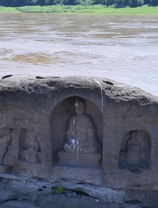 长江重庆段水位下降露出600年历史石佛,许多游客隔岸参观祈福(组图) - 1