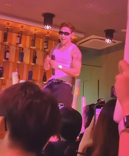 边吃火锅边蹦迪,雇“男模”上岗的餐厅也太拼了(组图) - 6