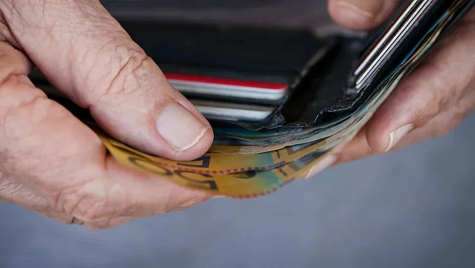疯了吧！澳洲以后花现金还要多交手续费（组图） - 1