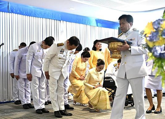 泰国新总理获国王任命,跪拜照片合不拢嘴,小20岁的漂亮夫人惹眼(组图) - 2
