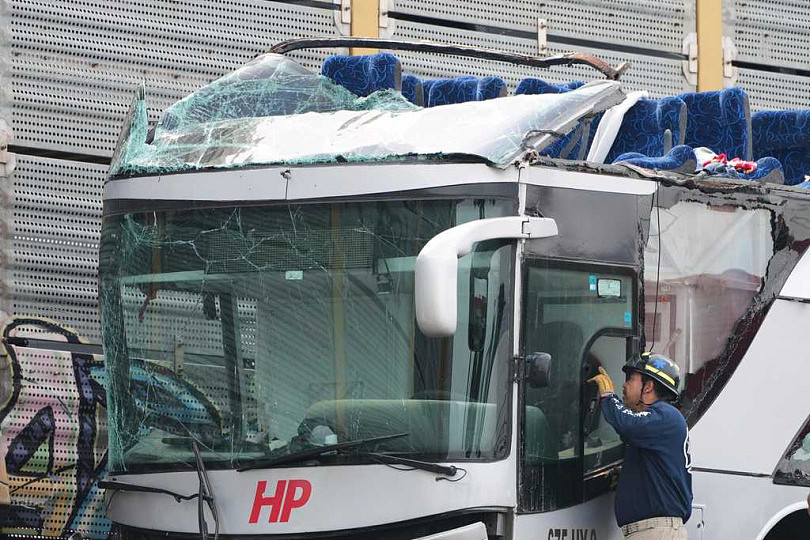 墨西哥双层巴士遭火车猛撞10人死亡，骇人画面曝光（组图） - 2