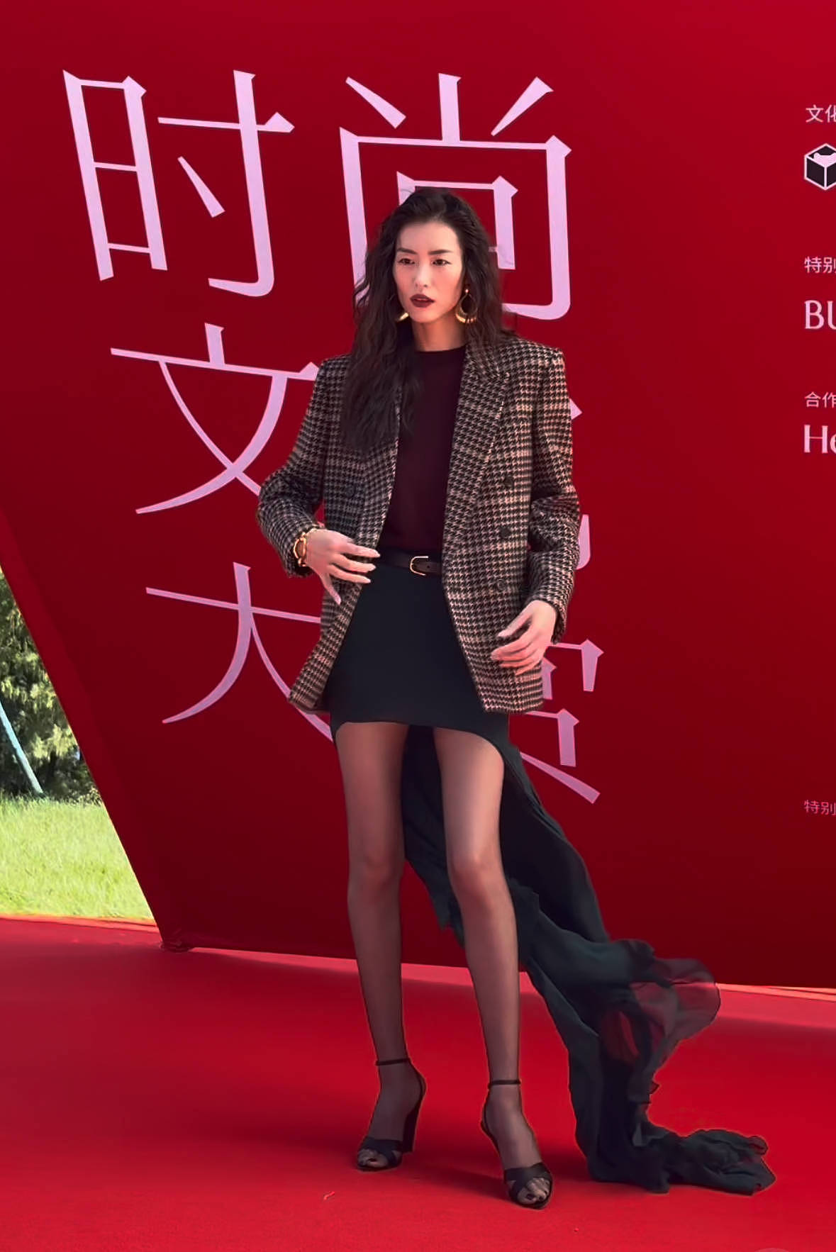 井柏然刘雯内场热聊,两人坐一起超甜蜜,男方眼睛离不开刘雯(组图) - 4