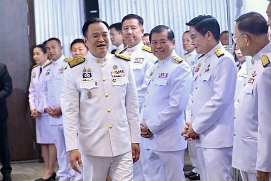 泰国新总理获国王任命,跪拜照片合不拢嘴,小20岁的漂亮夫人惹眼(组图) - 1