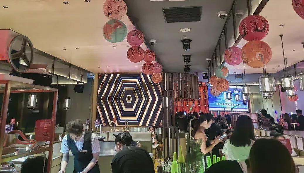边吃火锅边蹦迪,雇“男模”上岗的餐厅也太拼了(组图) - 5