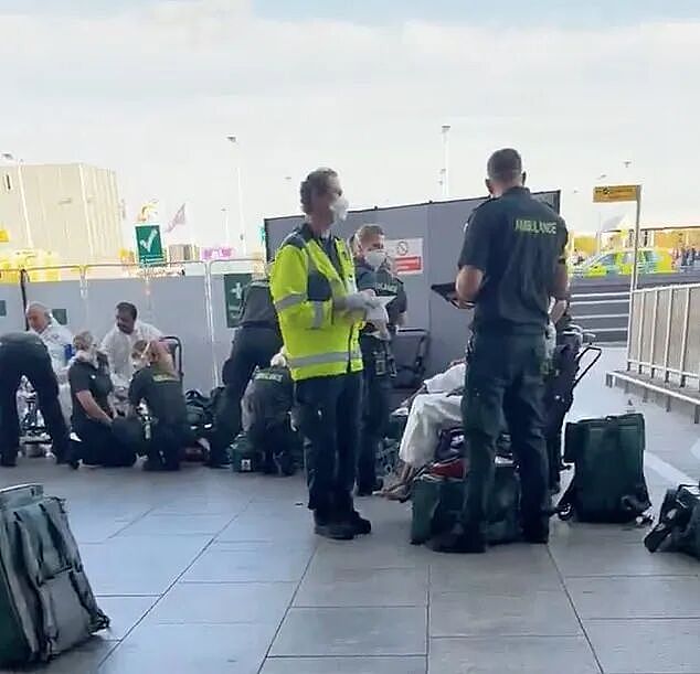 机场惊爆危险物质泄漏，防化服队伍冲入！数千旅客紧急撤离，21人受伤（组图） - 2