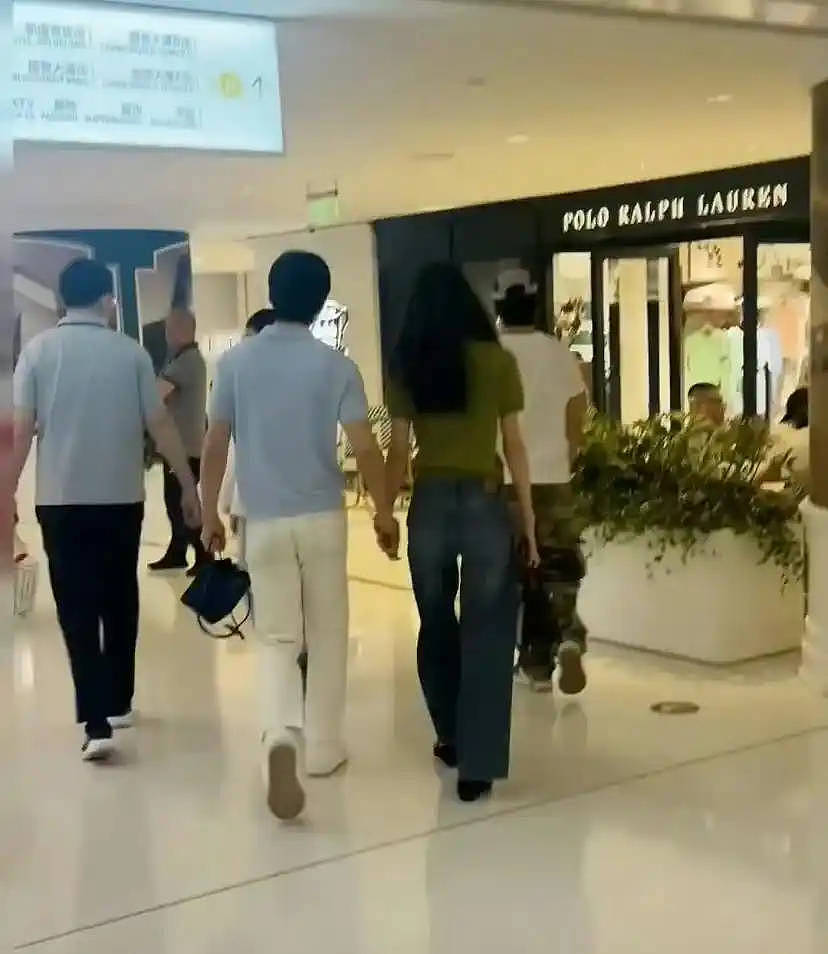 井柏然刘雯内场热聊,两人坐一起超甜蜜,男方眼睛离不开刘雯(组图) - 9