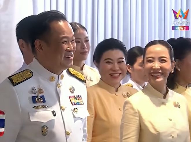 泰国新总理获国王任命,跪拜照片合不拢嘴,小20岁的漂亮夫人惹眼(组图) - 6