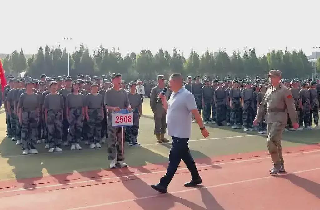南京一中三学生军训中暑晕倒，高一男生震惊全网的耳光（组图） - 1