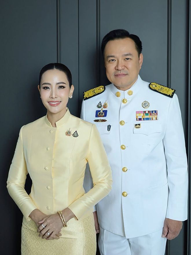 泰国新总理获国王任命,跪拜照片合不拢嘴,小20岁的漂亮夫人惹眼(组图) - 7