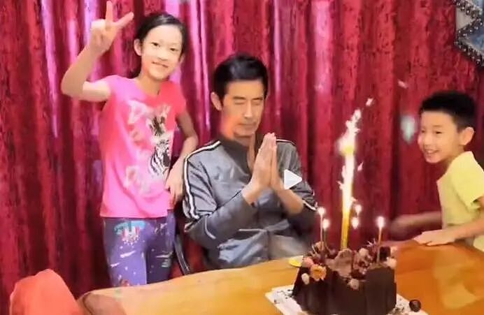 【情感】他俩原来是夫妻,相差16岁从戏里甜到戏外,如今儿女双全幸福圆满(组图) - 27