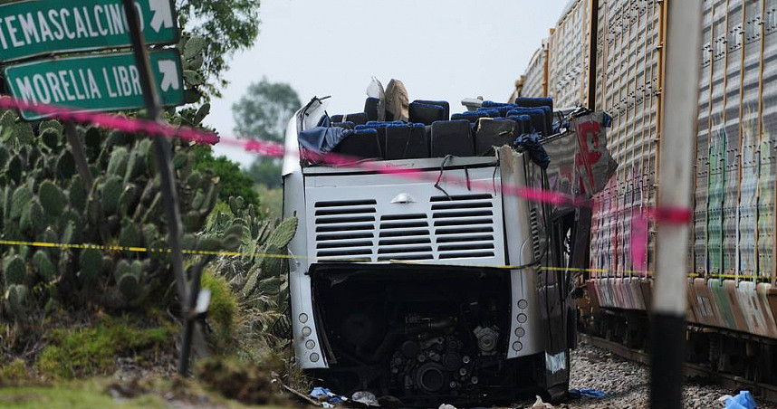 墨西哥双层巴士遭火车猛撞10人死亡，骇人画面曝光（组图） - 1