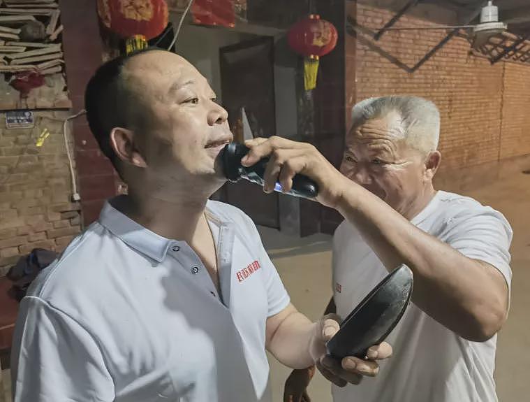 没有酬劳的奴隶:被困在砖厂里的智障工人(组图) - 1