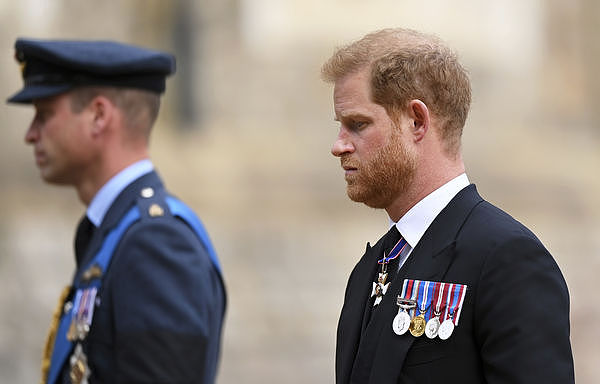 哈利返英悼女王!兄弟同哀却分离,仅7英里距离仍不相见(图) - 1