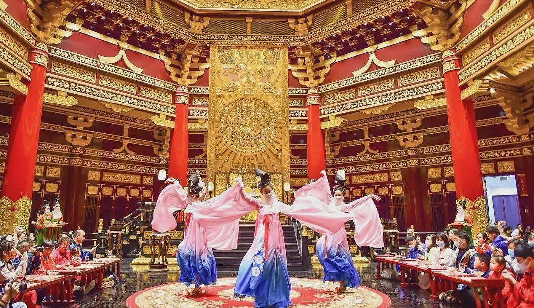 边吃火锅边蹦迪,雇“男模”上岗的餐厅也太拼了(组图) - 10