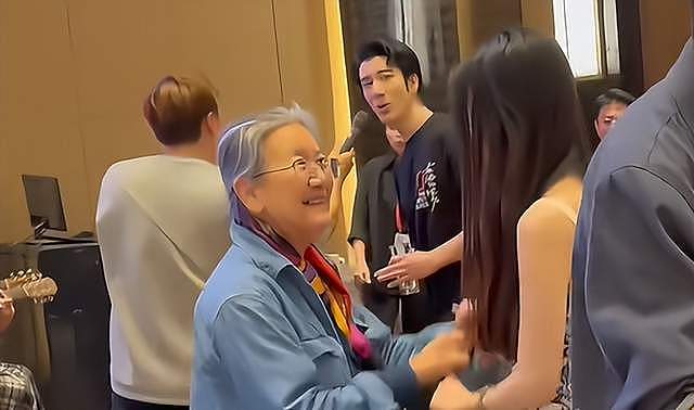王力宏新女友疑曝光!参加男方庆功宴高调秀身材,又是网红名媛?(组图) - 6