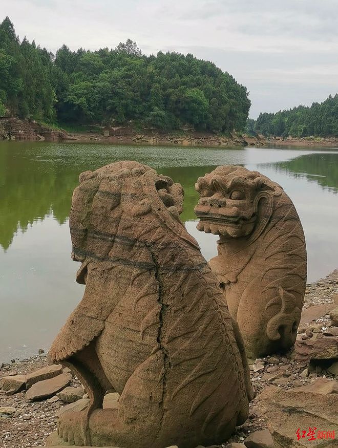 长江重庆段水位下降露出600年历史石佛,许多游客隔岸参观祈福(组图) - 5