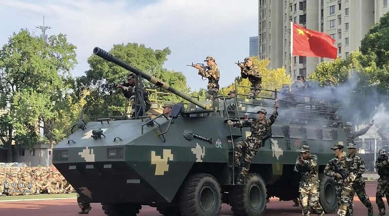 操场上硝烟弥漫枪声四起，还有战车穿梭，广西一大学军训“反恐大战”堪比大片（组图） - 1