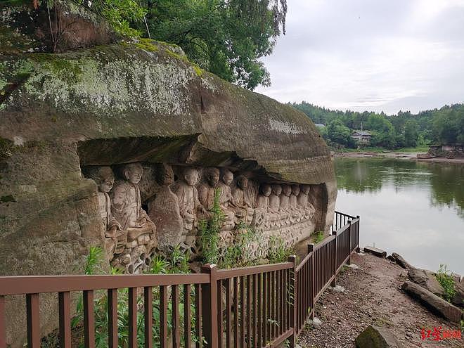 长江重庆段水位下降露出600年历史石佛,许多游客隔岸参观祈福(组图) - 3