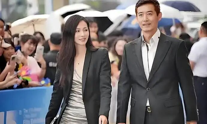 【情感】他俩原来是夫妻,相差16岁从戏里甜到戏外,如今儿女双全幸福圆满(组图) - 28